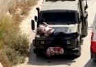 چھاپے کے دوران اسرائیلی فوج نے زخمی فلسطینی کو گاڑی سے باندھ دیا